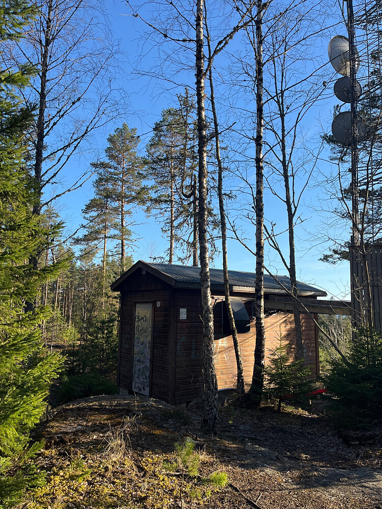 Toppunktet er rett ved siden av tårnet, selv om enkelte andre punkter ser minst like høy ut.