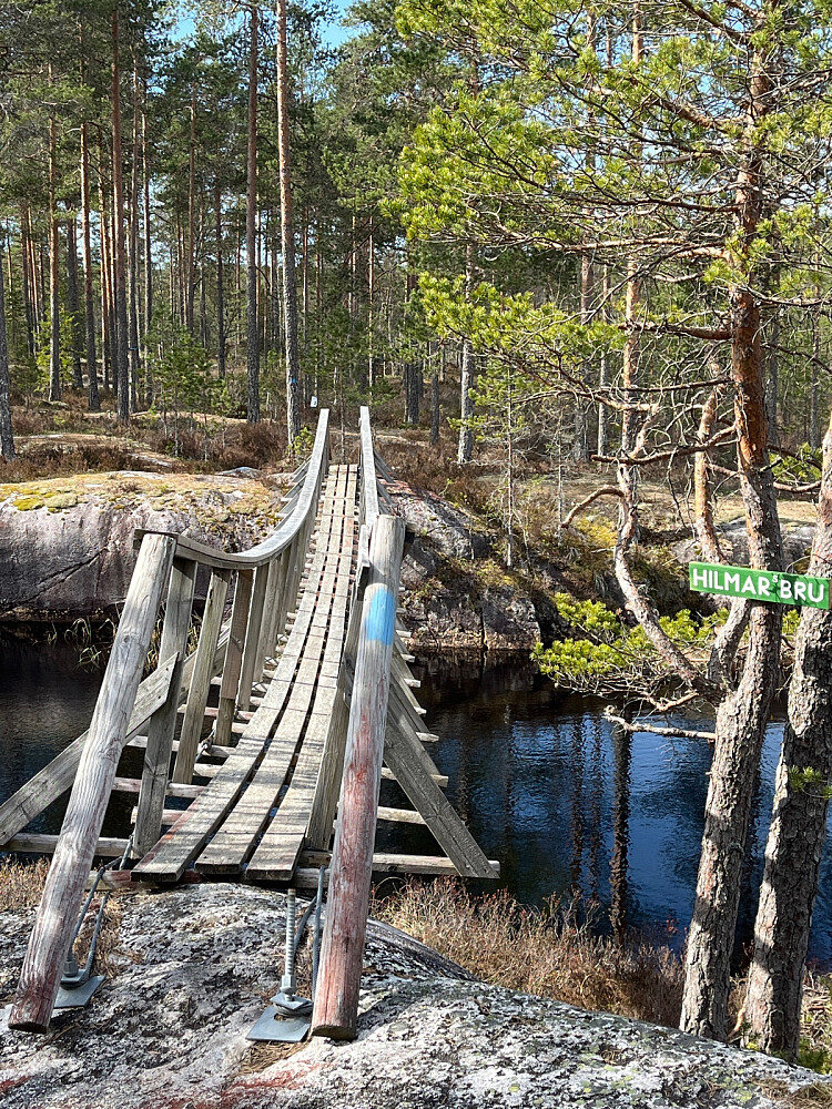 Hilmars (henge)bru må forseres på vei til neset der badstua ligger