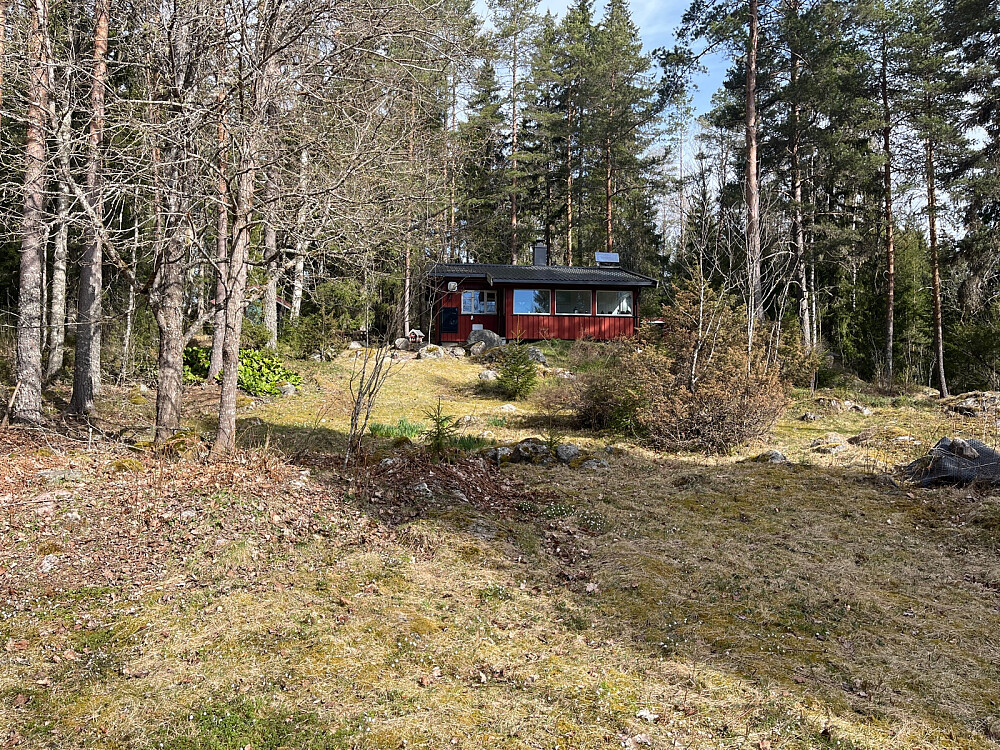 Rød hytte på høyre side av stistart ved Brauterseter