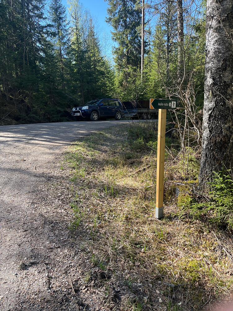 Ruta er merket med skilt i alle kryss