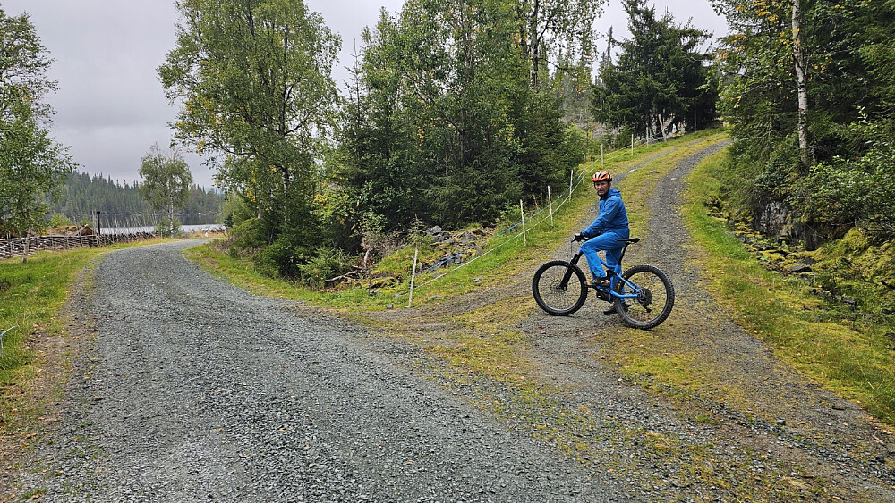 Vi syklet på fin vei inn til sjøen, men deretter bar det bratt opp på litt rufsete vei.