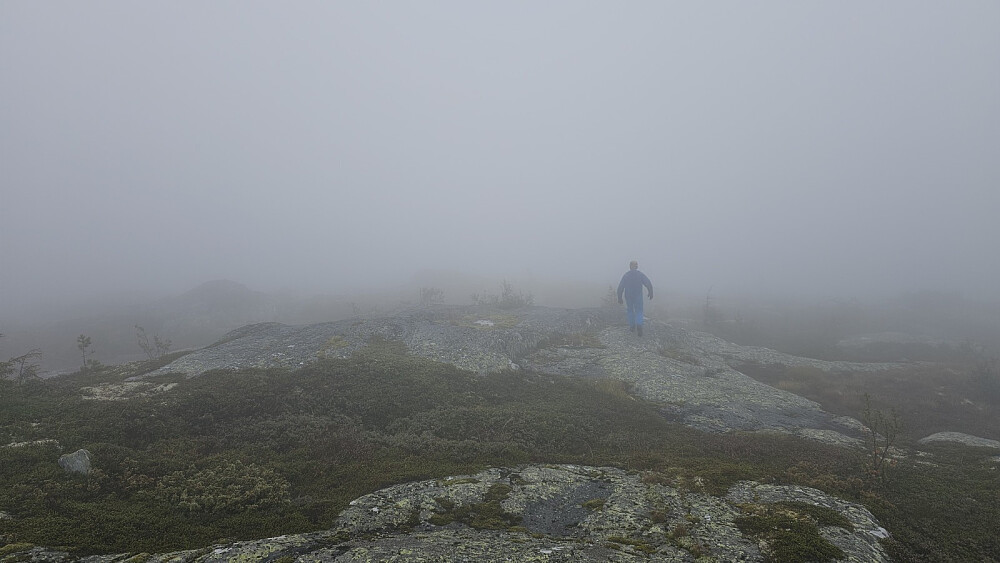 Krevende å ta seg over til Eirefjell i bratt og ulendt terreng og i tjukk tåke
