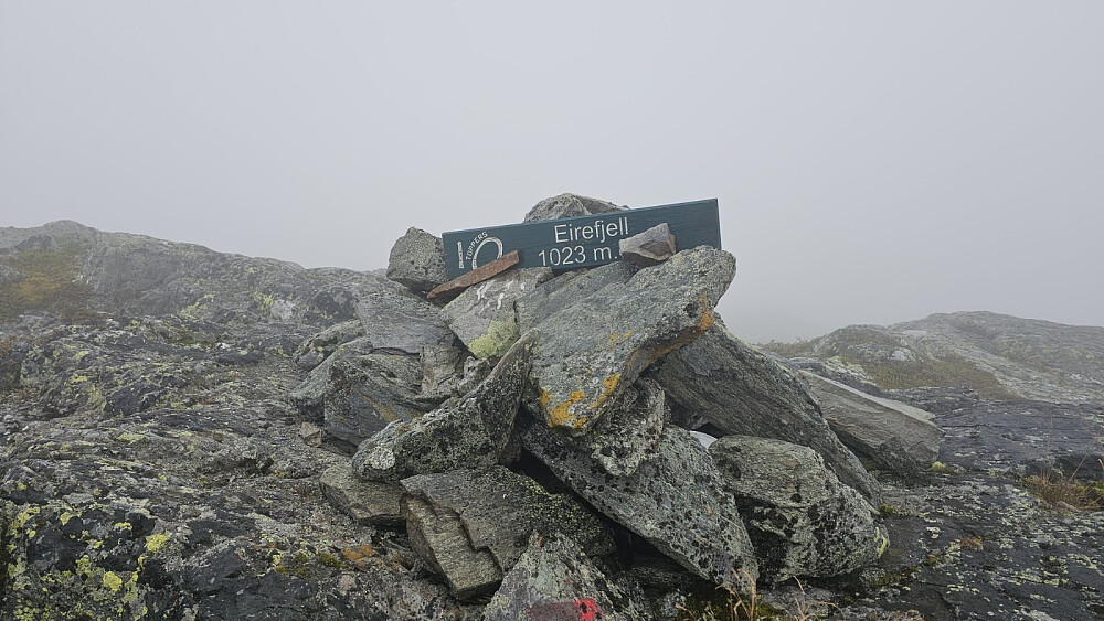 Liten steinrøys på toppen av Eirefjell