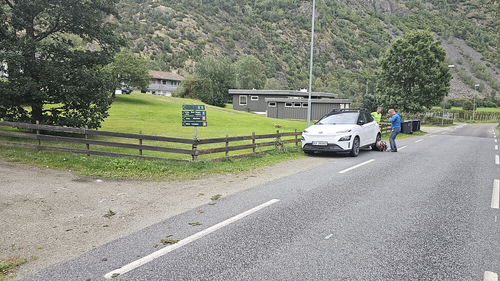 Vi parkerte på veiskulderen ved sykehuset, hvor stien starter