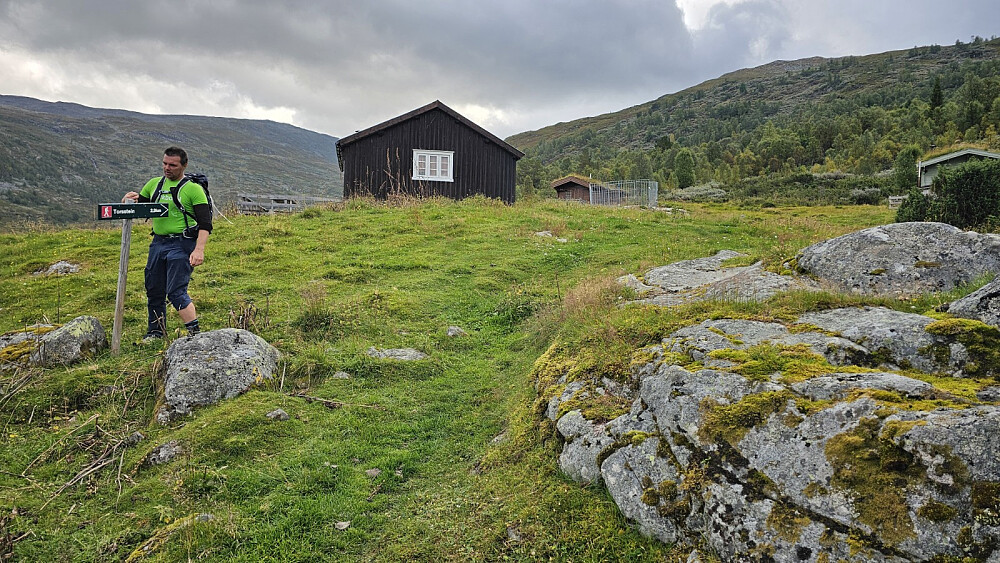 Ved Liastølen var det skiltet og merket sti videre til Torssteinen