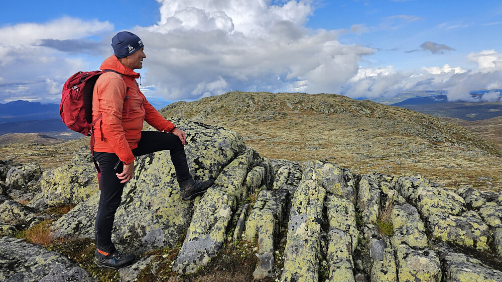 På det sørlige punktet på Storhøa og bort mot høyeste punkt