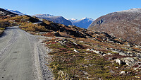 Dalen lå i skyggen i det vi startet nedover
