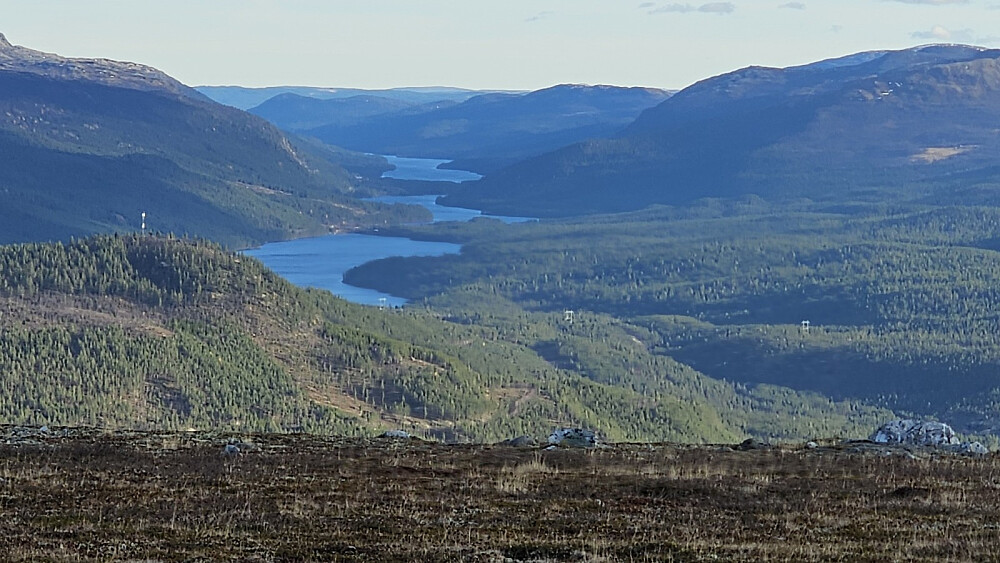 Zoomet in mot Espedalen. Vi bestemte oss for å ta en tur opp på Eldbjørshaugen som  en bonustopp og avslutning av en flott turdag. Den vises til venstre på bildet med antenne på toppen