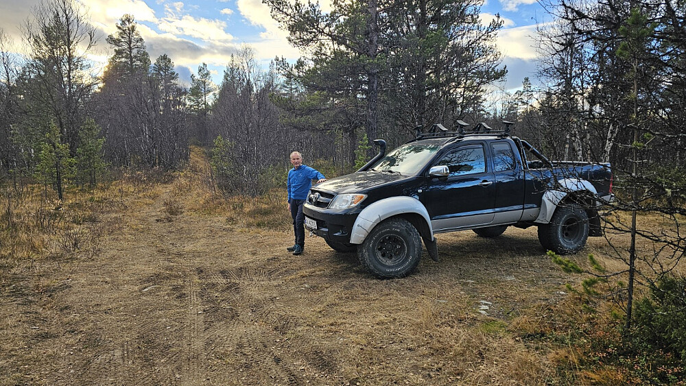 Det går en tydelig sti helt opp på toppen