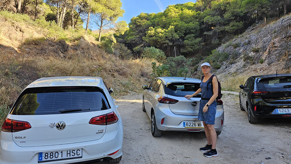Vi parkerte på en grei parkeringsplass der veien tar av opp mor fjellet