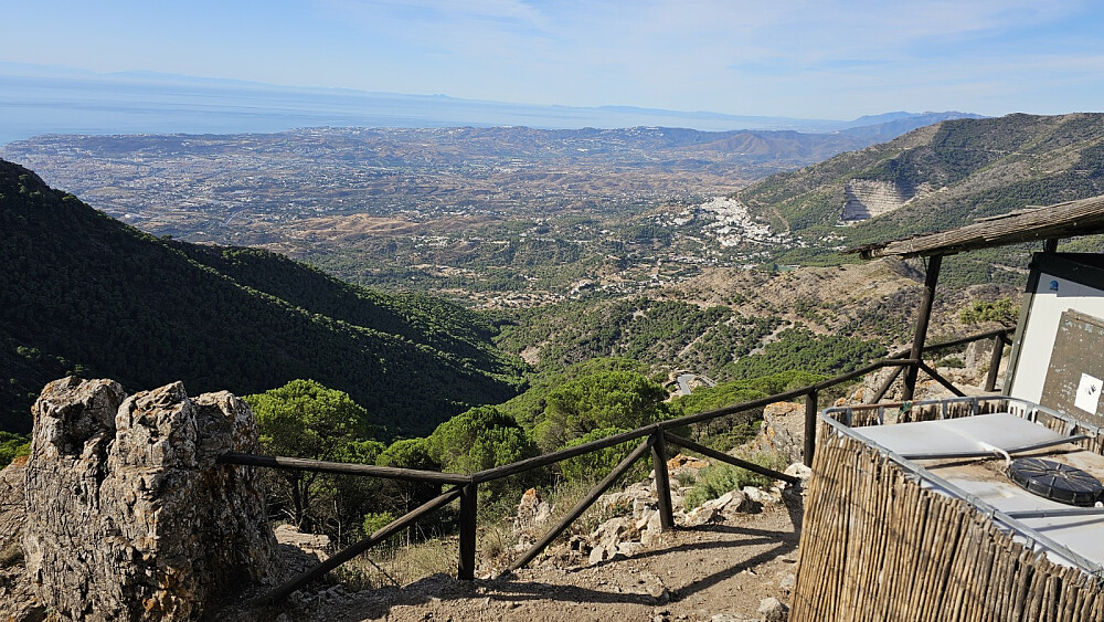 Ned mot start og over havet med fjellene i Marokko på andre siden