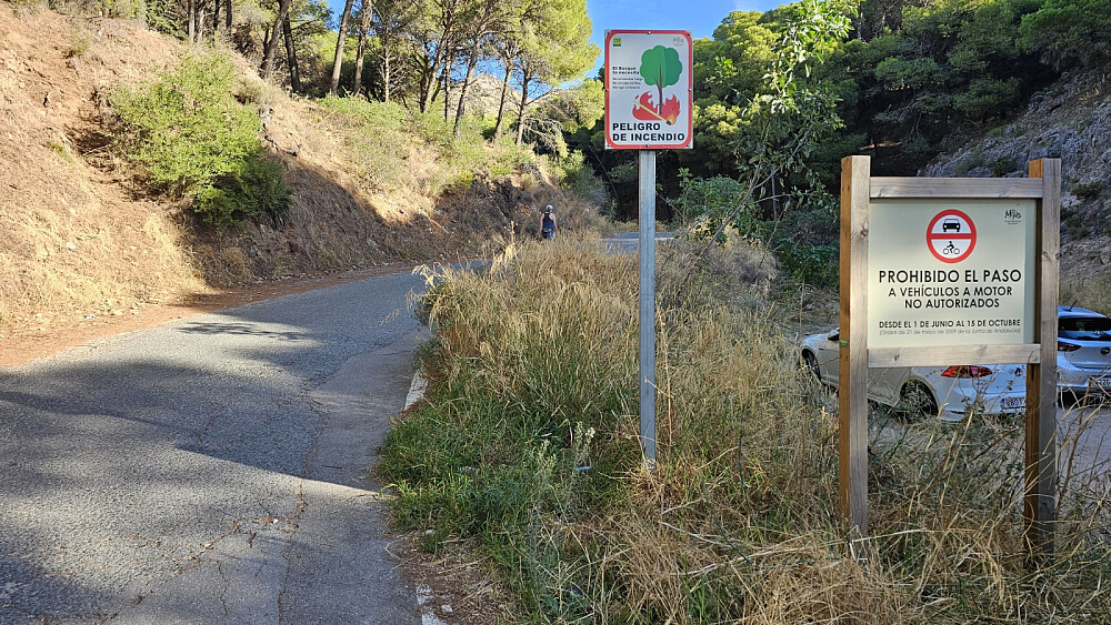 I følge dette skiltet ved start, var det lov å kjøre opp her. Vi valgte imidlertid å gå, samt gå på veien da GO ikke liker seg så godt på sti