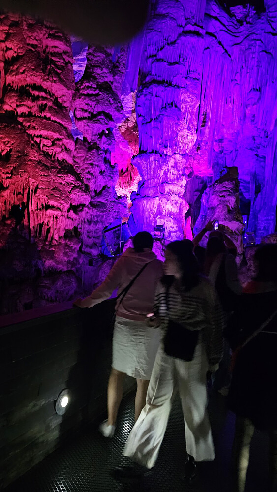 Vi gikk innom ST Michaels Cave som var en gedigen grotte
