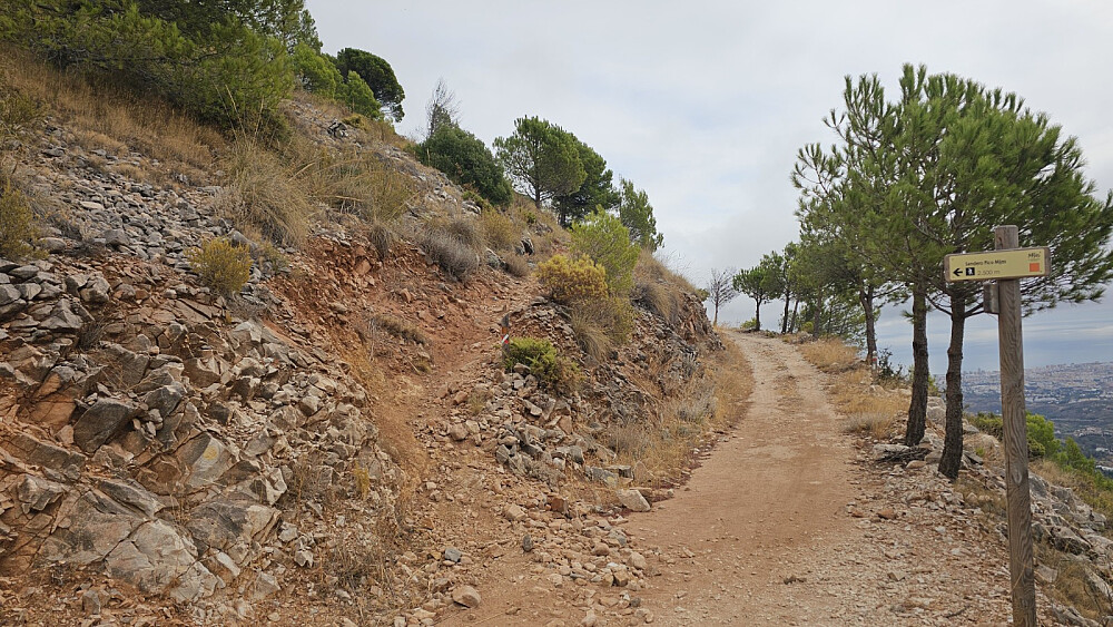Her krysset jeg vei og fortsatte stien mot toppen