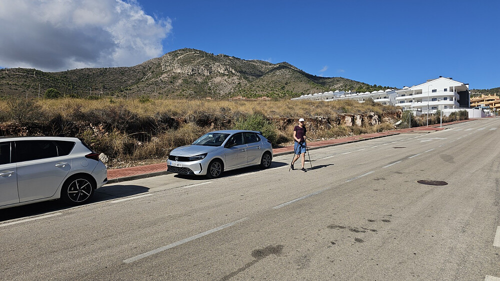 Stor parkerings kapasitet ved tur start. Toppen vår i bakgrunnen
