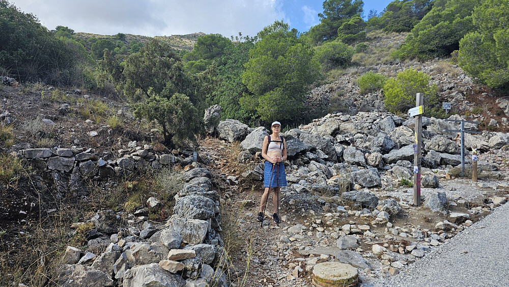 Et stykke opp i veien tok vi av på skiltet og merket sti, opp en canyon.