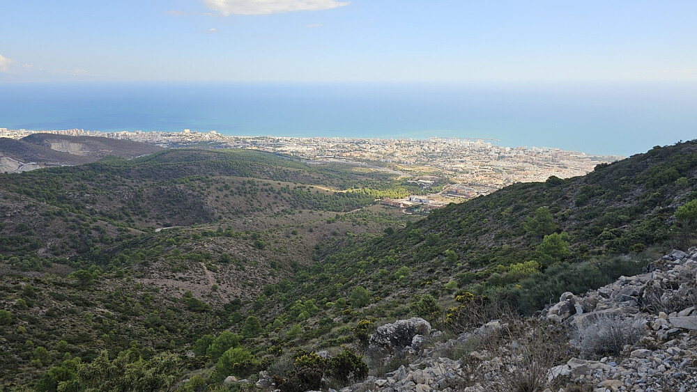 Utsikt ned på Torremolinos og havet. Turstart nesten midt i bildet