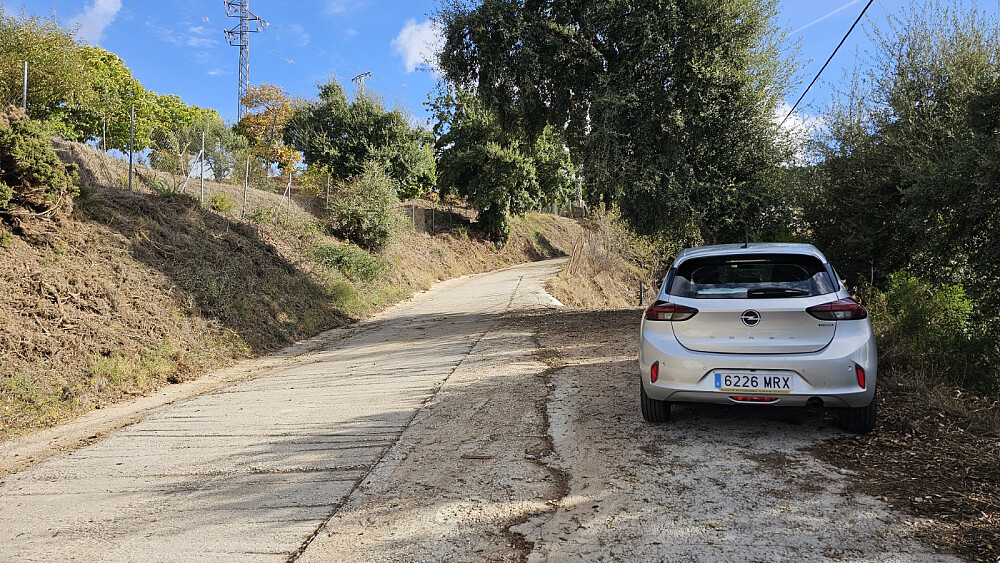 Her vurderte jeg det som fornuftig å parkere, da veien så ut til å bli smal videre oppover