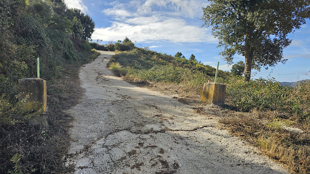 Det var ingen kjetting over veien, og man kan i prinsipp kjøre videre oppover