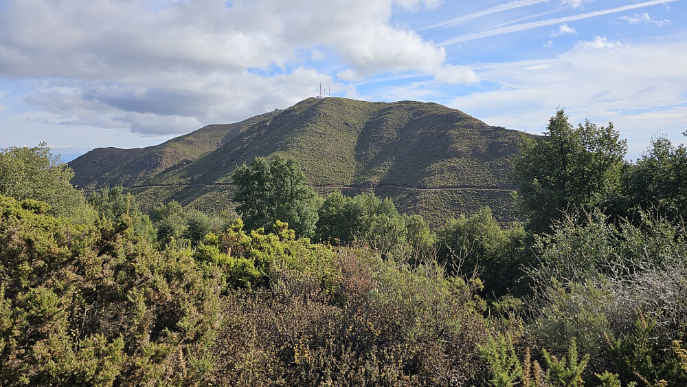 Veien var kjørbar for vanlig bil helt opp hit, hvor toppene dukket opp. Det var en stor parkeringsplass her oppe