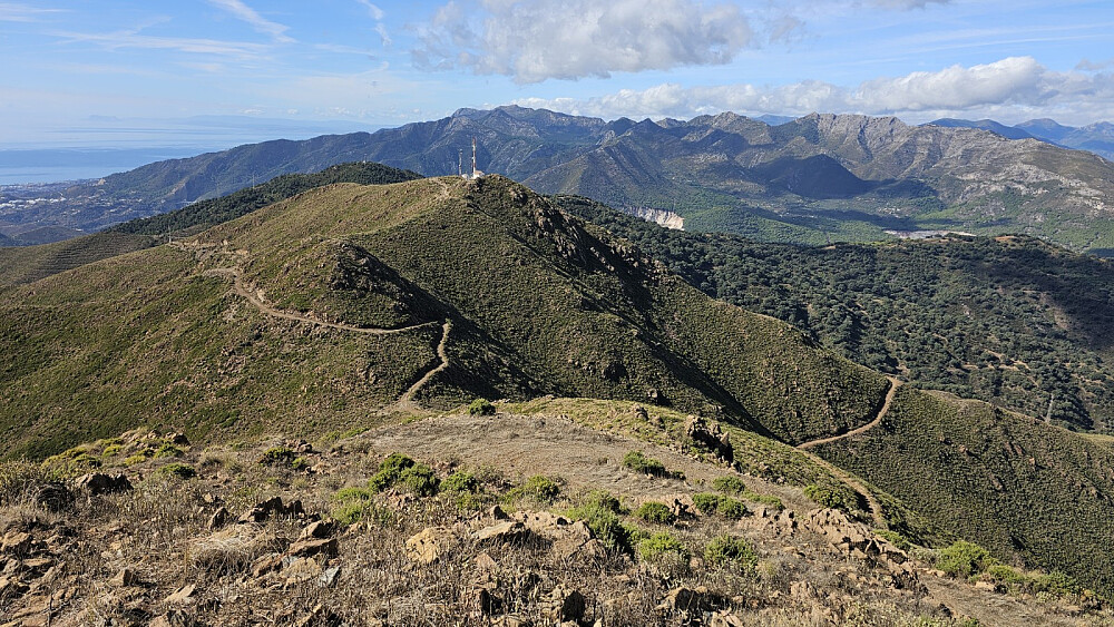 Utsikt ned på den litt lavere nabo toppen og veien jeg gikk opp. Sierra Blanca i bakgrunnen