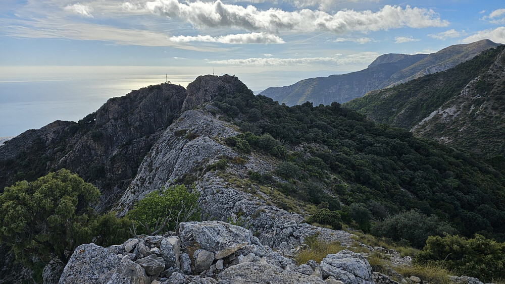 Fra toppen og bort på et par klippetopper og med Cerro Del Lastonar bak til høyre i bildet 