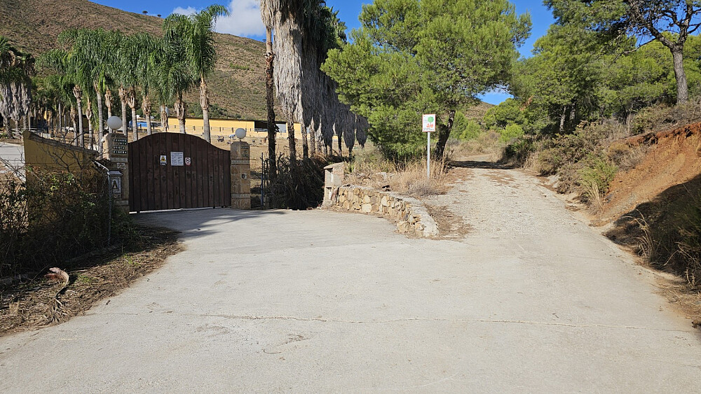 Her passerte jeg en stor stall med mye hester på beite. Jeg tok inn til høyre