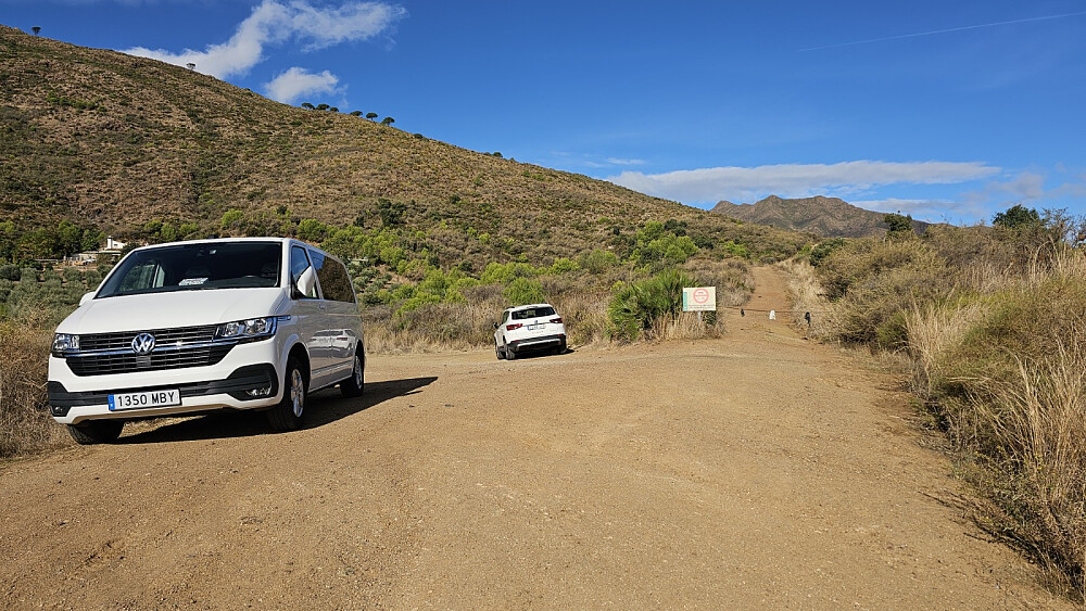 Hit kunne jeg ha kjørt, men veien videre opp var stengt med kjetting