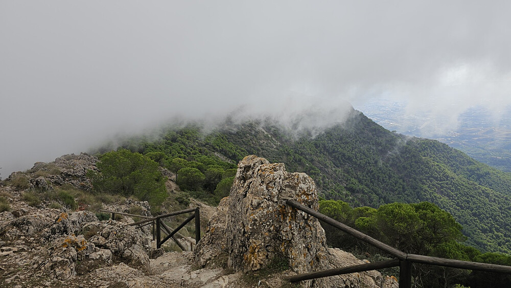 Tåka kom drivendes over fjellet når vi var på toppen av El Castillejo