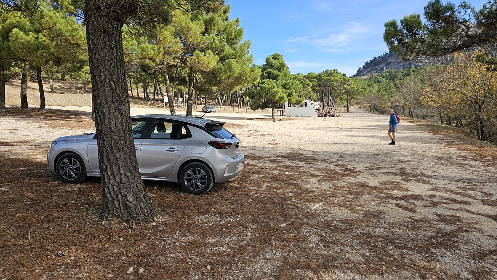 Stor parkeringsplass ved tur start. 13 grader og vind gjorde det litt surt i starten