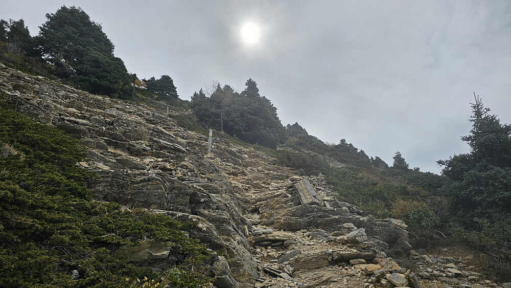 Bratt og krevende sti opp mot toppen