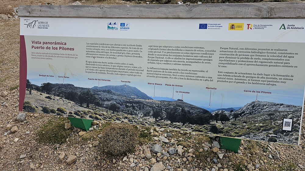 Etter å ha gått litt på en vei oppe i fjellet kom vi til dette info skiltet hvor toppen vår var avbildet