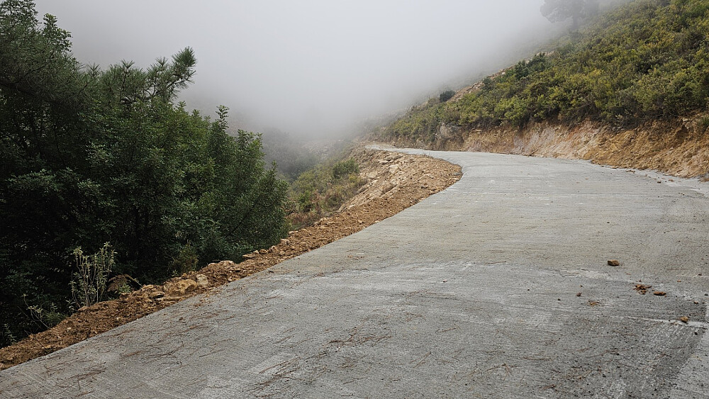 Vi starta bratt opp en nylaget og svært bred vei opp fjellsiden, hvor det var lagt betongdekke i noen partier