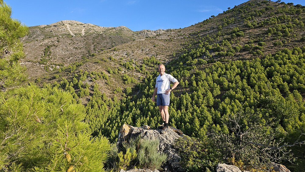 Blå himmel i dag. Her fra den første lille toppen med fjellet i bakgrunnen