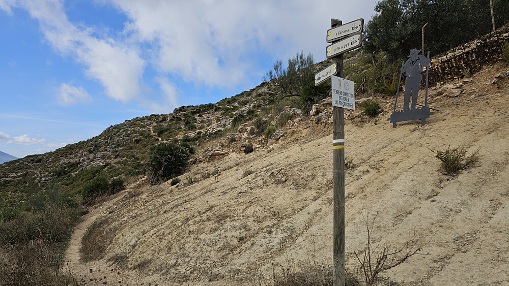 Rett før skaret kom jeg til stikrysset og her tok jeg av skarpt til venstre