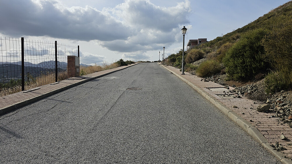 Her var det laget et boligprosjekt opp åssiden, men det virket nesten forlatt, og det var bare noen få hus her, hoved saklig mot toppen