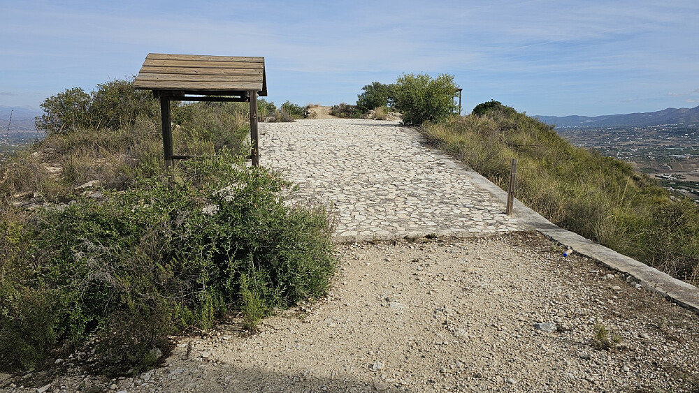 Tilrettelagt utkikkspunkt litt nedenfor toppen