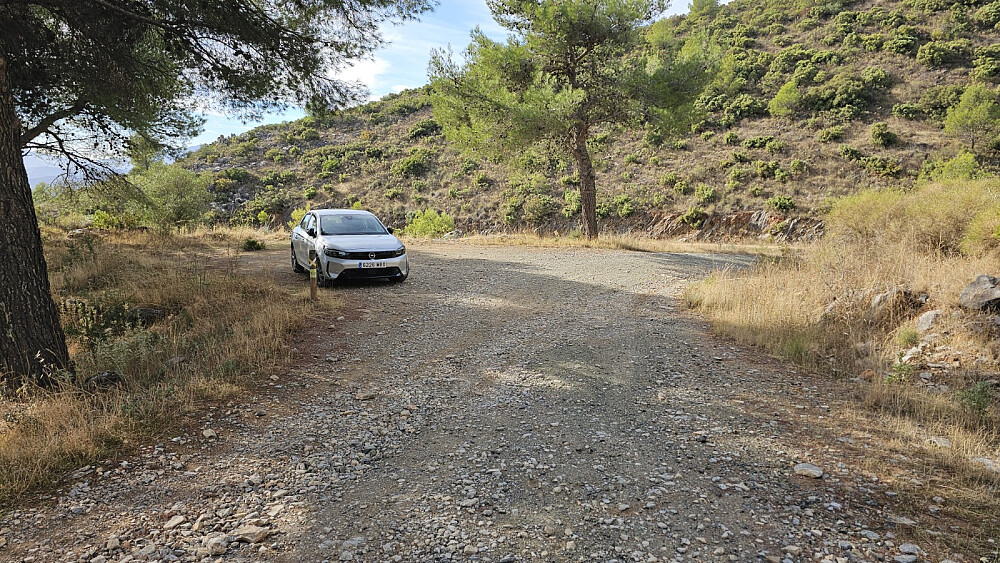 Fin parkeringsplass med god plass ved stistart