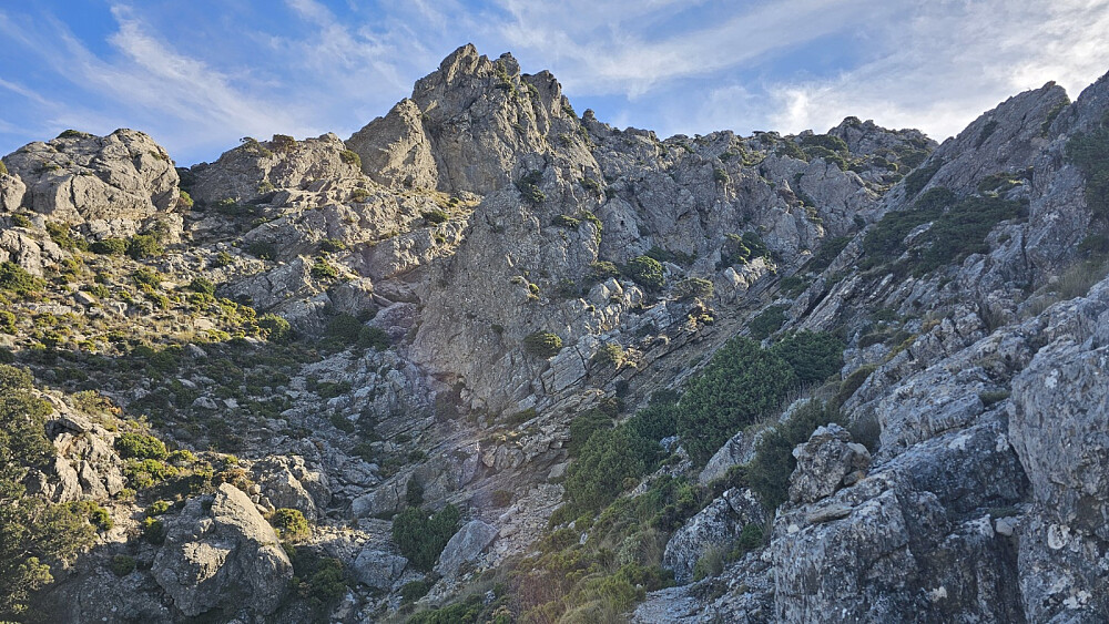 Jeg kunne følge et ganske tydelig råk, og tok meg sakte men sikkert opp fjellet