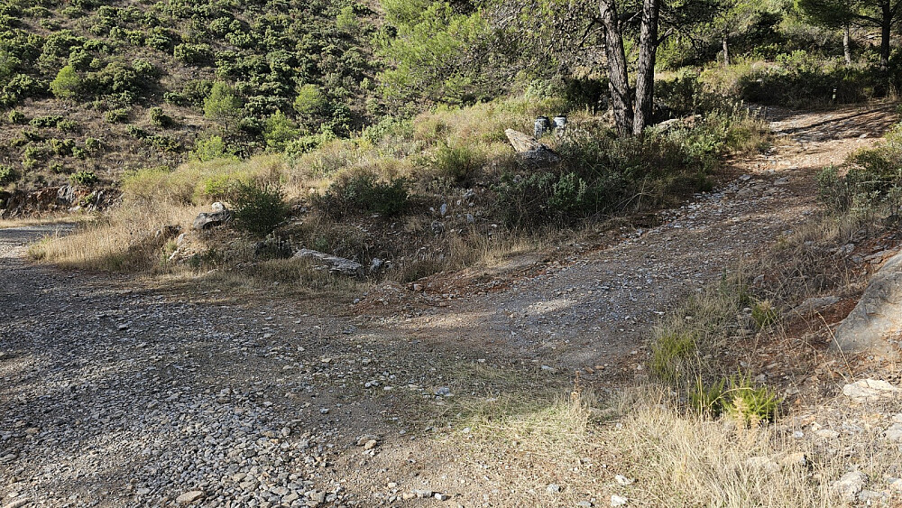 Stien startet opp denne ikke kjørbare grusveien