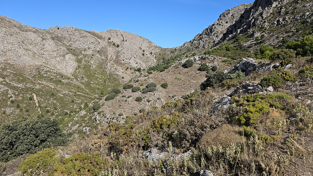 Stien gikk på høyre side inn denne dalen og mot et bratt skar mellom fjellene
