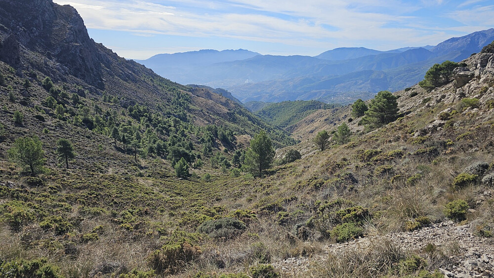 Tilbakeblikk et stykke opp i den bratte skråningen, opp til det øverste skaret