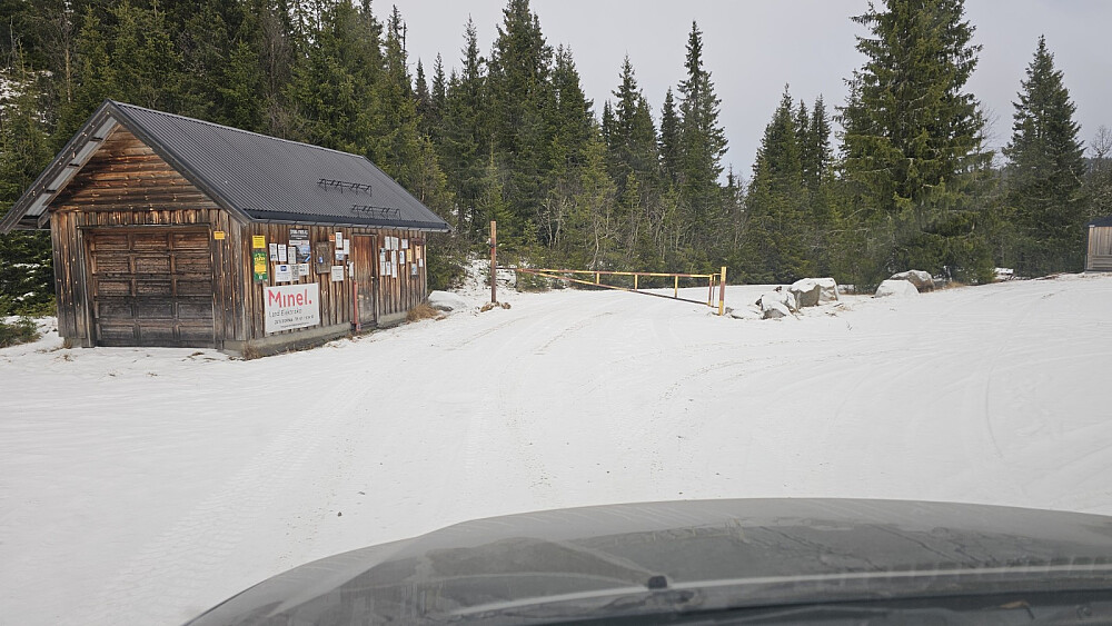 Låst bom ved innkjøringen, men jeg kom meg rundt noen hindringer og over grøfta