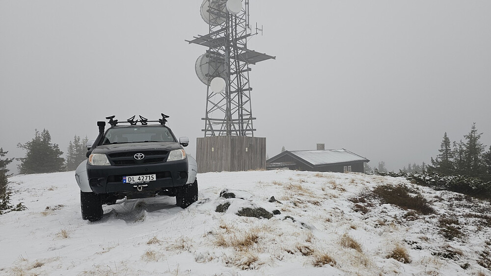 Toppen av Kråkhugukampen. Veien går helt opp på øverste punkt