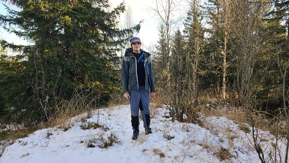 Sola nådde ikke helt frem til toppen av Amlisberget, så det lå fortsatt litt snø der