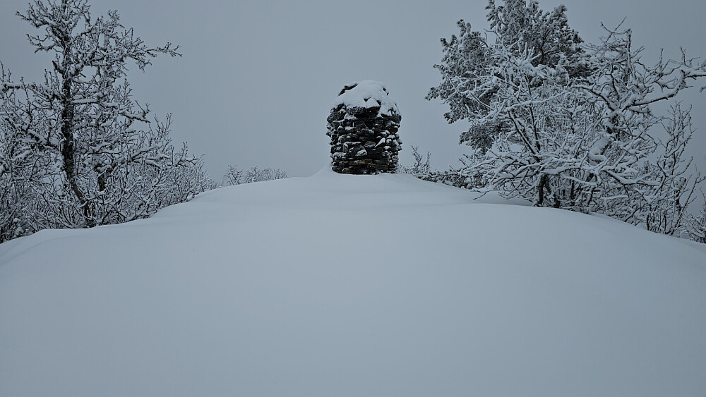 Det var en mye større varde på den en meter lavere nabotoppen