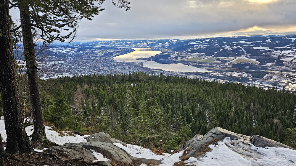 Fra utkikkspunktet og mot Mjøsa. Ikke noe is på Mjøsa enda
