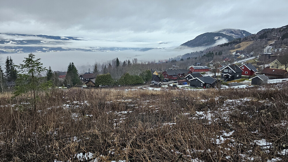 Tåka lå delvis lavt over byen i dag. Balbergkampen bak til høyre