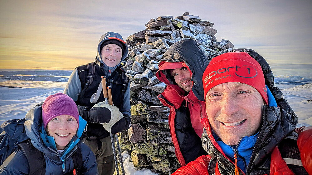 Fornøyd gjeng på toppen av Rundemellen