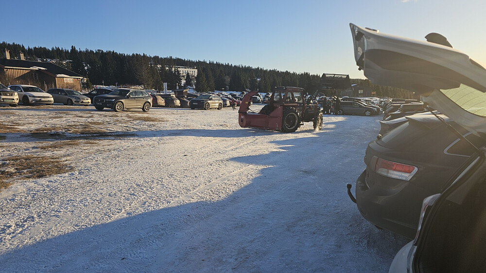 Mye biler og litt kaotisk på parkeringsplassen